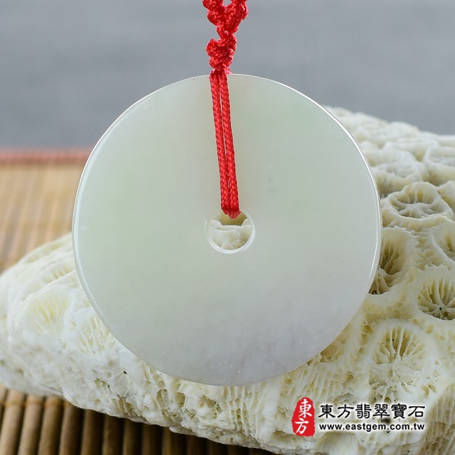 翡翠平安扣項鍊背面照片 翡翠平安扣項鍊玉珮（平安富貴：平安扣牌A貨翡翠平安扣玉珮、緬甸玉平安扣玉墜）。淺綠色豆糯種平安扣，PN094。客製化訂做各種翡翠平安扣吊墜玉珮項鍊。★附A貨翡翠雙證書