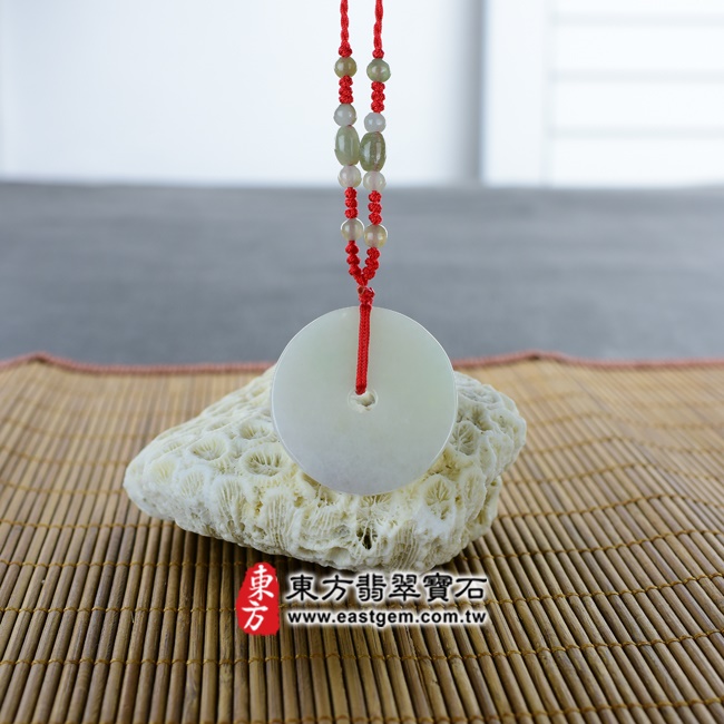翡翠平安扣項鍊情境照片 翡翠平安扣項鍊玉珮（平安富貴：平安扣牌A貨翡翠平安扣玉珮、緬甸玉平安扣玉墜）。淺綠色豆糯種平安扣，PN094。客製化訂做各種翡翠平安扣吊墜玉珮項鍊。★附A貨翡翠雙證書
