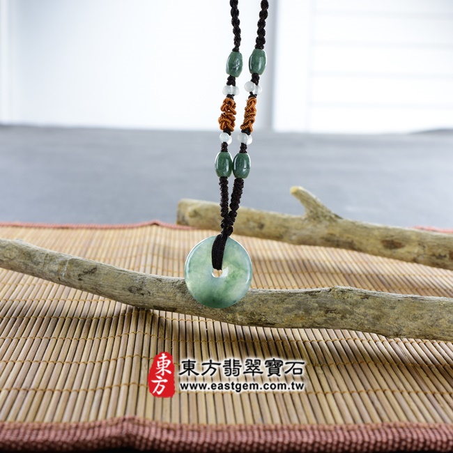 平安扣項鍊玉珮意境照片   （已出售勿下標，可訂做）翡翠平安扣項鍊玉珮（平安富貴：平安扣牌A貨翡翠平安扣玉珮、緬甸玉平安扣玉墜）。深淺綠色糯種帶飄花翡翠平安扣，PN233。客製化訂做各種翡翠平安扣吊墜玉珮項鍊。★附A貨翡翠雙證書.jpg