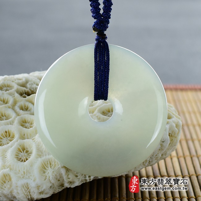 平安扣項鍊玉珮正面照片   翡翠平安扣項鍊玉珮（平安富貴：平安扣牌A貨翡翠平安扣玉珮、緬甸玉平安扣玉墜）。淡綠色糯種平安扣，PN234。客製化訂做各種翡翠平安扣吊墜玉珮項鍊。★附A貨翡翠雙證書.jpg