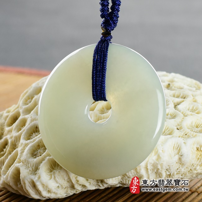 平安扣項鍊玉珮右側照片   翡翠平安扣項鍊玉珮（平安富貴：平安扣牌A貨翡翠平安扣玉珮、緬甸玉平安扣玉墜）。淡綠色糯種平安扣，PN234。客製化訂做各種翡翠平安扣吊墜玉珮項鍊。★附A貨翡翠雙證書.jpg