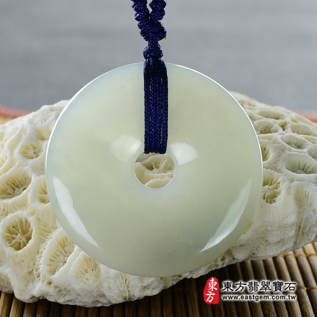 平安扣項鍊玉珮背面照片   翡翠平安扣項鍊玉珮（平安富貴：平安扣牌A貨翡翠平安扣玉珮、緬甸玉平安扣玉墜）。淡綠色糯種平安扣，PN234。客製化訂做各種翡翠平安扣吊墜玉珮項鍊。★附A貨翡翠雙證書.jpg