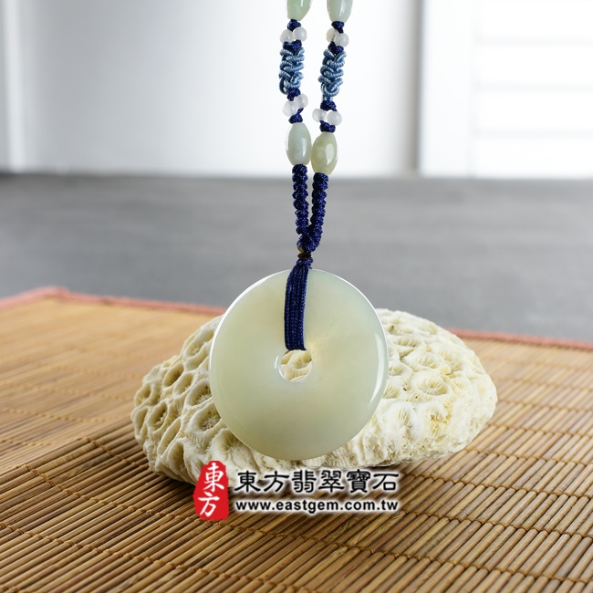 平安扣項鍊玉珮意境照片   翡翠平安扣項鍊玉珮（平安富貴：平安扣牌A貨翡翠平安扣玉珮、緬甸玉平安扣玉墜）。淡綠色糯種平安扣，PN234。客製化訂做各種翡翠平安扣吊墜玉珮項鍊。★附A貨翡翠雙證書.jpg