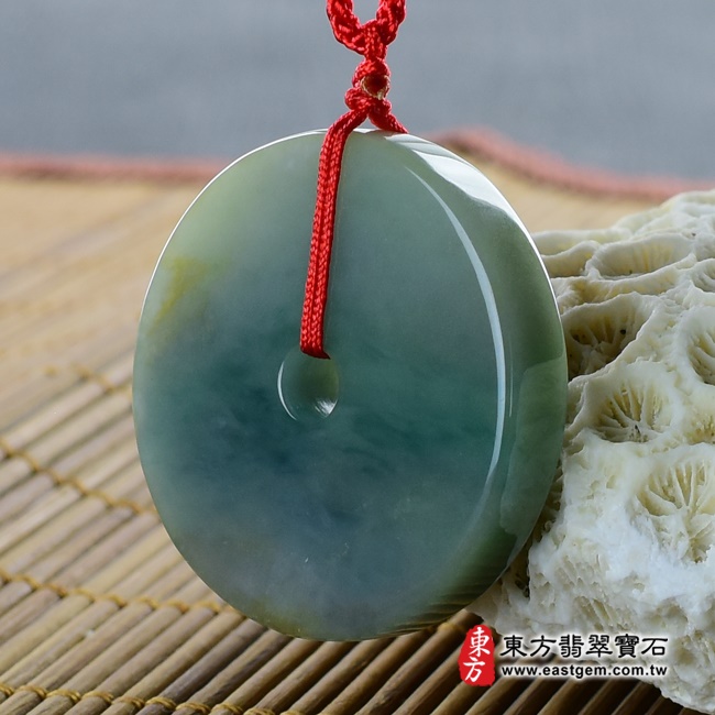 平安扣項鍊玉珮右側照片   翡翠平安扣項鍊玉珮（平安富貴：平安扣牌A貨翡翠平安扣玉珮、緬甸玉平安扣玉墜）。飄花油青種帶些許黃翡平安扣，PN097。客製化訂做各種翡翠平安扣吊墜玉珮項鍊。★附A貨翡翠雙證書.jpg