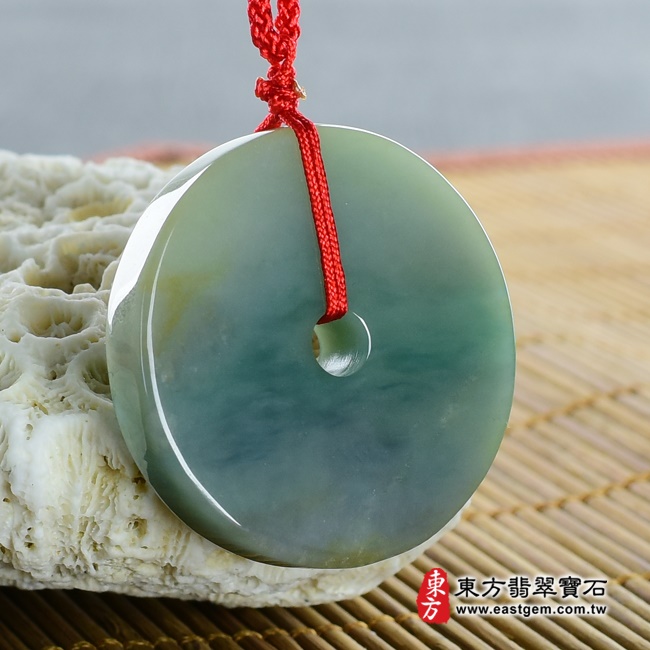 平安扣項鍊玉珮左側照片   翡翠平安扣項鍊玉珮（平安富貴：平安扣牌A貨翡翠平安扣玉珮、緬甸玉平安扣玉墜）。飄花油青種帶些許黃翡平安扣，PN097。客製化訂做各種翡翠平安扣吊墜玉珮項鍊。★附A貨翡翠雙證書.jpg
