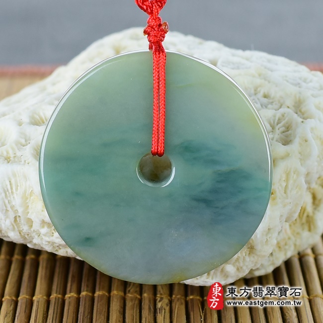 平安扣項鍊玉珮背面照片   翡翠平安扣項鍊玉珮（平安富貴：平安扣牌A貨翡翠平安扣玉珮、緬甸玉平安扣玉墜）。飄花油青種帶些許黃翡平安扣，PN097。客製化訂做各種翡翠平安扣吊墜玉珮項鍊。★附A貨翡翠雙證書.jpg