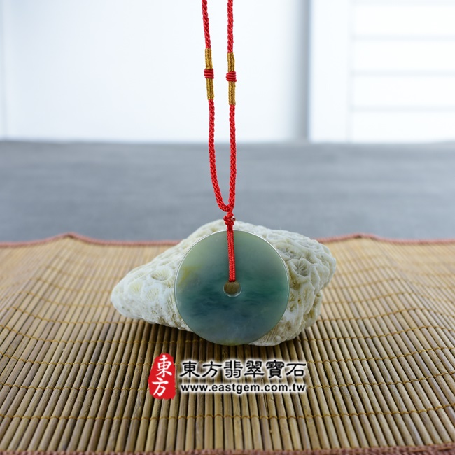 平安扣項鍊玉珮意境照片   翡翠平安扣項鍊玉珮（平安富貴：平安扣牌A貨翡翠平安扣玉珮、緬甸玉平安扣玉墜）。飄花油青種帶些許黃翡平安扣，PN097。客製化訂做各種翡翠平安扣吊墜玉珮項鍊。★附A貨翡翠雙證書.jpg