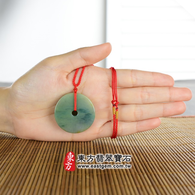 平安扣項鍊玉珮大小示意圖照片   翡翠平安扣項鍊玉珮（平安富貴：平安扣牌A貨翡翠平安扣玉珮、緬甸玉平安扣玉墜）。飄花油青種帶些許黃翡平安扣，PN097。客製化訂做各種翡翠平安扣吊墜玉珮項鍊。★附A貨翡翠雙證書.jpg