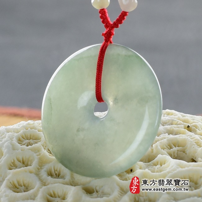 平安扣項鍊玉珮右側照片   翡翠平安扣項鍊玉珮（平安富貴：平安扣牌A貨翡翠平安扣玉珮、緬甸玉平安扣玉墜）。綠色糯冰種平安扣，PN099。客製化訂做各種翡翠平安扣吊墜玉珮項鍊。★附A貨翡翠雙證書.jpg