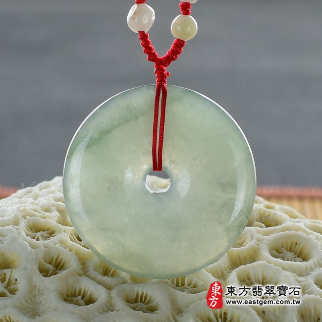 平安扣項鍊玉珮背面照片   翡翠平安扣項鍊玉珮（平安富貴：平安扣牌A貨翡翠平安扣玉珮、緬甸玉平安扣玉墜）。綠色糯冰種平安扣，PN099。客製化訂做各種翡翠平安扣吊墜玉珮項鍊。★附A貨翡翠雙證書.jpg