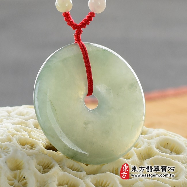平安扣項鍊玉珮左側照片   翡翠平安扣項鍊玉珮（平安富貴：平安扣牌A貨翡翠平安扣玉珮、緬甸玉平安扣玉墜）。綠色糯冰種平安扣，PN099。客製化訂做各種翡翠平安扣吊墜玉珮項鍊。★附A貨翡翠雙證書.jpg