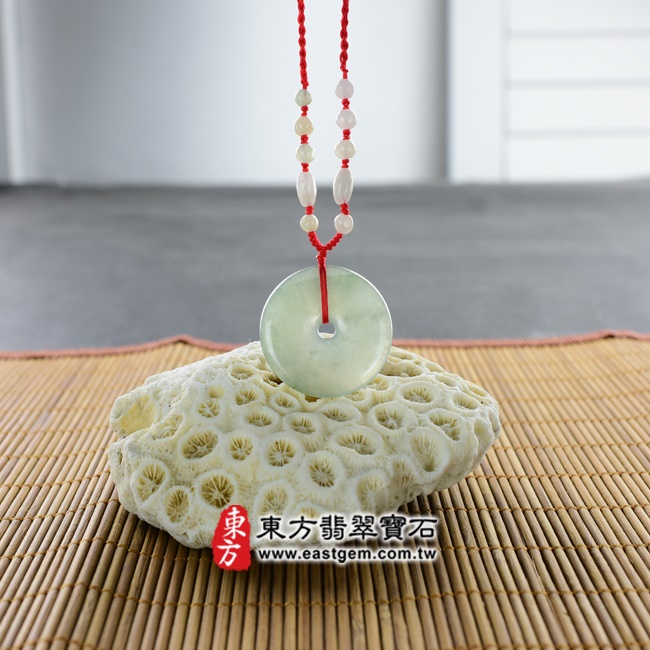 平安扣項鍊玉珮意境照片   翡翠平安扣項鍊玉珮（平安富貴：平安扣牌A貨翡翠平安扣玉珮、緬甸玉平安扣玉墜）。綠色糯冰種平安扣，PN099。客製化訂做各種翡翠平安扣吊墜玉珮項鍊。★附A貨翡翠雙證書.jpg