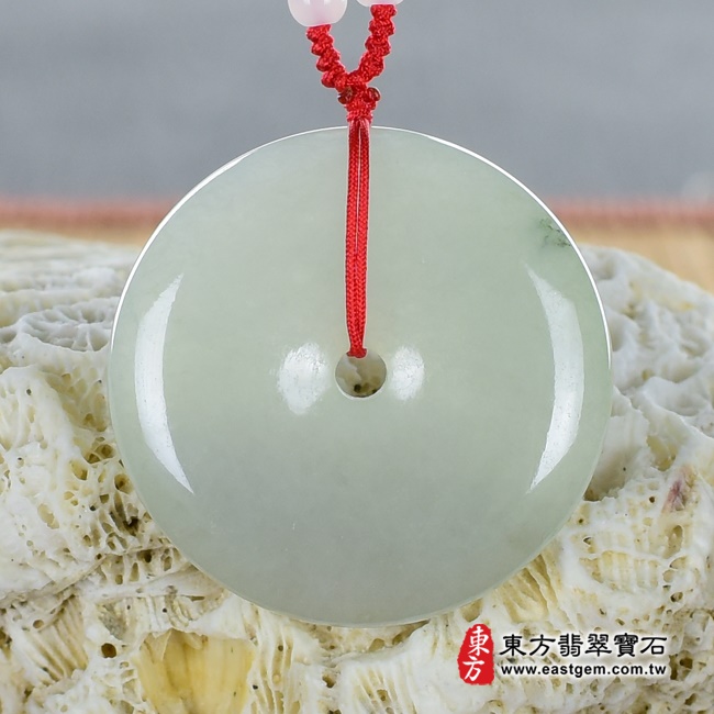 平安扣項鍊玉珮正面照片   翡翠平安扣項鍊玉珮（平安富貴：平安扣牌A貨翡翠平安扣玉珮、緬甸玉平安扣玉墜）。淺白綠色糯種平安扣，PN100。客製化訂做各種翡翠平安扣吊墜玉珮項鍊。★附A貨翡翠雙證書.jpg