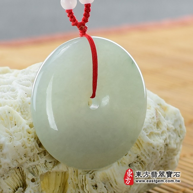 平安扣項鍊玉珮左側照片   翡翠平安扣項鍊玉珮（平安富貴：平安扣牌A貨翡翠平安扣玉珮、緬甸玉平安扣玉墜）。淺白綠色糯種平安扣，PN100。客製化訂做各種翡翠平安扣吊墜玉珮項鍊。★附A貨翡翠雙證書.jpg