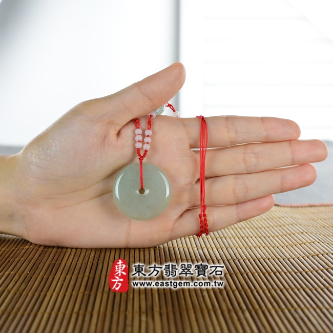 平安扣項鍊玉珮大小示意圖照片   翡翠平安扣項鍊玉珮（平安富貴：平安扣牌A貨翡翠平安扣玉珮、緬甸玉平安扣玉墜）。淺白綠色糯種平安扣，PN100。客製化訂做各種翡翠平安扣吊墜玉珮項鍊。★附A貨翡翠雙證書.jpg