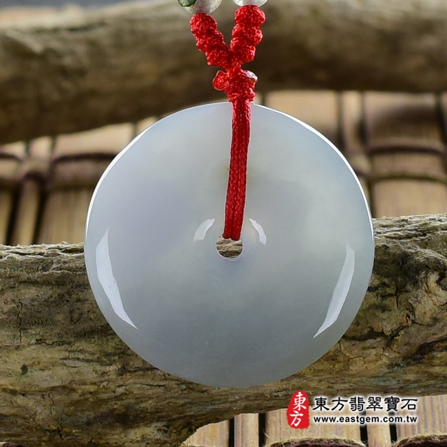 平安扣項鍊玉珮正面照片   翡翠平安扣項鍊玉珮（平安富貴：平安扣牌A貨翡翠平安扣玉珮、緬甸玉平安扣玉墜）。淺白綠色糯種平安扣，PN101。客製化訂做各種翡翠平安扣吊墜玉珮項鍊。★附A貨翡翠雙證書.jpg