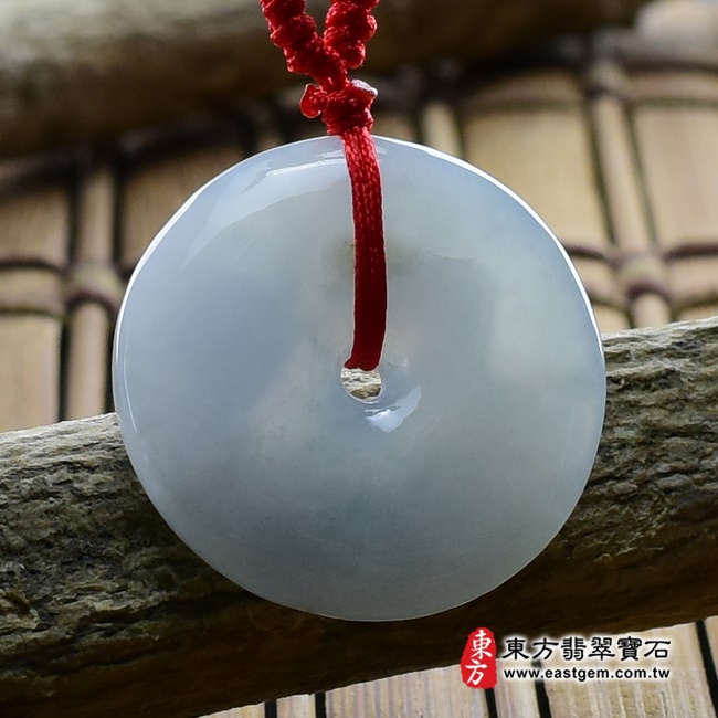 平安扣項鍊玉珮左側照片   翡翠平安扣項鍊玉珮（平安富貴：平安扣牌A貨翡翠平安扣玉珮、緬甸玉平安扣玉墜）。淺白綠色糯種平安扣，PN101。客製化訂做各種翡翠平安扣吊墜玉珮項鍊。★附A貨翡翠雙證書.jpg