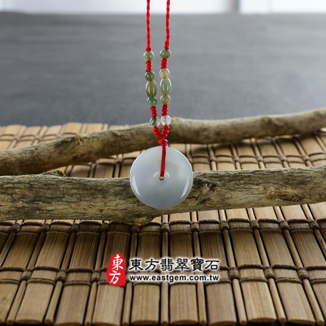 平安扣項鍊玉珮意境照片   翡翠平安扣項鍊玉珮（平安富貴：平安扣牌A貨翡翠平安扣玉珮、緬甸玉平安扣玉墜）。淺白綠色糯種平安扣，PN101。客製化訂做各種翡翠平安扣吊墜玉珮項鍊。★附A貨翡翠雙證書.jpg