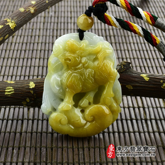 麒麟 情境照片 （已售出勿下標，可訂做）翡翠麒麟項鍊玉珮（麒麟：麒麟牌A貨翡翠麒麟玉珮、緬甸玉麒麟玉墜）。黃翡種麒麟，CL018。客製化訂做各種翡翠麒麟吊墜玉珮項鍊。★附A貨翡翠雙證書