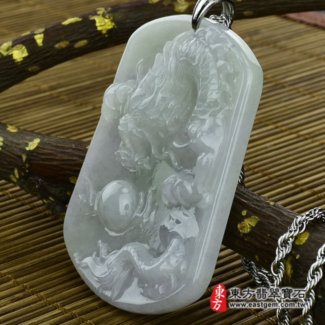 飛騰游龍 右側照片 （已出售勿下標，可訂做）翡翠龍項鍊玉珮（飛騰游龍：龍牌A貨翡翠龍玉珮、緬甸玉龍玉墜、龍十二生肖項鍊）。糯種龍，DR135。客製化訂做各種翡翠龍吊墜玉珮項鍊。★附A貨翡翠雙證書