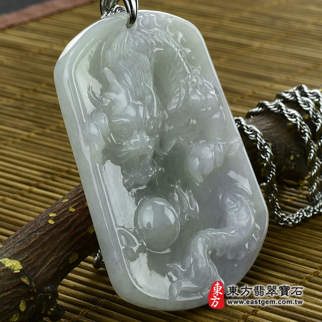 飛騰游龍 左側照片 （已出售勿下標，可訂做）翡翠龍項鍊玉珮（飛騰游龍：龍牌A貨翡翠龍玉珮、緬甸玉龍玉墜、龍十二生肖項鍊）。糯種龍，DR135。客製化訂做各種翡翠龍吊墜玉珮項鍊。★附A貨翡翠雙證書