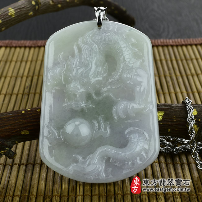 飛騰游龍 情境照片 （已出售勿下標，可訂做）翡翠龍項鍊玉珮（飛騰游龍：龍牌A貨翡翠龍玉珮、緬甸玉龍玉墜、龍十二生肖項鍊）。糯種龍，DR135。客製化訂做各種翡翠龍吊墜玉珮項鍊。★附A貨翡翠雙證書