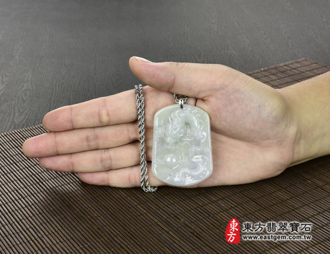 飛騰游龍 大小示意照片 （已出售勿下標，可訂做）翡翠龍項鍊玉珮（飛騰游龍：龍牌A貨翡翠龍玉珮、緬甸玉龍玉墜、龍十二生肖項鍊）。糯種龍，DR135。客製化訂做各種翡翠龍吊墜玉珮項鍊。★附A貨翡翠雙證書
