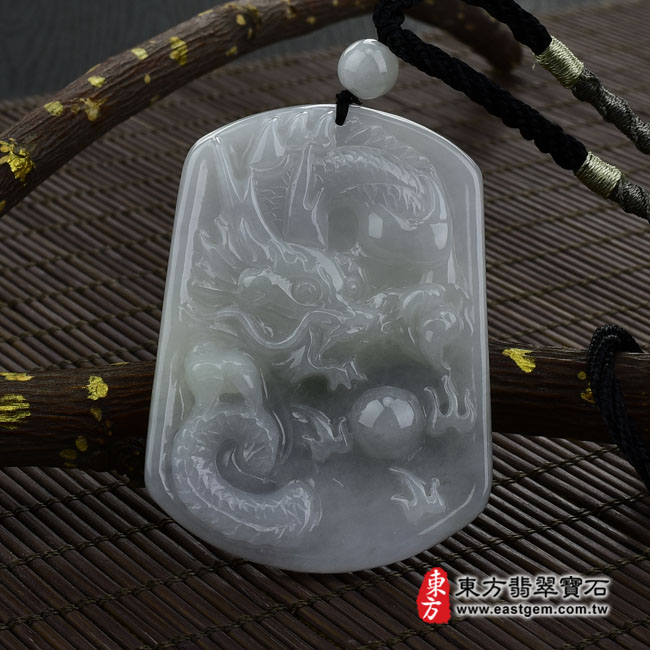 飛騰游龍 情境照片 翡翠龍項鍊玉珮（飛騰游龍：龍牌A貨翡翠龍玉珮、緬甸玉龍玉墜、龍十二生肖項鍊）。細糯種龍，DR137。客製化訂做各種翡翠龍吊墜玉珮項鍊。★附A貨翡翠雙證書