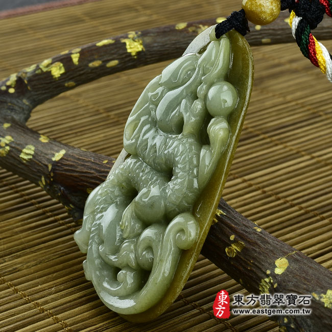 祥龍獻瑞 右側照片 （已出售勿下標，可訂做）翡翠龍項鍊玉珮（祥龍獻瑞：龍牌A貨翡翠龍玉珮、緬甸玉龍玉墜、龍十二生肖項鍊）。油青帶黃翡龍，DR138。客製化訂做各種翡翠龍吊墜玉珮項鍊。★附A貨翡翠雙證書