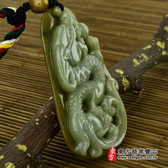 祥龍獻瑞 左側照片 （已出售勿下標，可訂做）翡翠龍項鍊玉珮（祥龍獻瑞：龍牌A貨翡翠龍玉珮、緬甸玉龍玉墜、龍十二生肖項鍊）。油青帶黃翡龍，DR138。客製化訂做各種翡翠龍吊墜玉珮項鍊。★附A貨翡翠雙證書