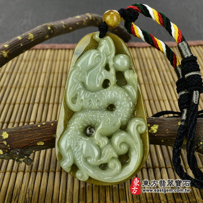 祥龍獻瑞 情境照片 （已出售勿下標，可訂做）翡翠龍項鍊玉珮（祥龍獻瑞：龍牌A貨翡翠龍玉珮、緬甸玉龍玉墜、龍十二生肖項鍊）。油青帶黃翡龍，DR138。客製化訂做各種翡翠龍吊墜玉珮項鍊。★附A貨翡翠雙證書