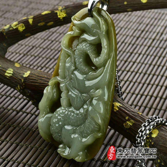 祥龍獻瑞 右側照片 （已出售勿下標，可訂做）翡翠龍項鍊玉珮（祥龍獻瑞：龍牌A貨翡翠龍玉珮、緬甸玉龍玉墜、龍十二生肖項鍊）。油青帶黃翡龍，DR139。客製化訂做各種翡翠龍吊墜玉珮項鍊。★附A貨翡翠雙證書