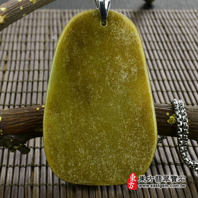 祥龍獻瑞 背面照片 （已出售勿下標，可訂做）翡翠龍項鍊玉珮（祥龍獻瑞：龍牌A貨翡翠龍玉珮、緬甸玉龍玉墜、龍十二生肖項鍊）。油青帶黃翡龍，DR139。客製化訂做各種翡翠龍吊墜玉珮項鍊。★附A貨翡翠雙證書