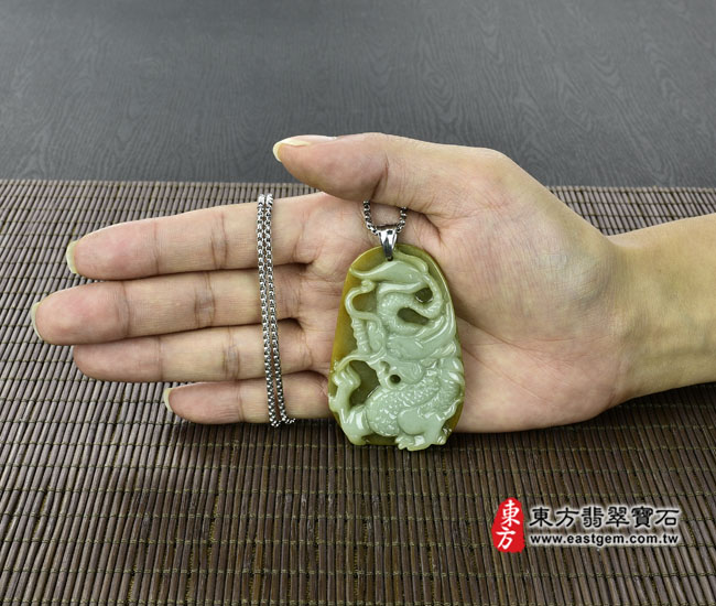 祥龍獻瑞 大小示意照片 （已出售勿下標，可訂做）翡翠龍項鍊玉珮（祥龍獻瑞：龍牌A貨翡翠龍玉珮、緬甸玉龍玉墜、龍十二生肖項鍊）。油青帶黃翡龍，DR139。客製化訂做各種翡翠龍吊墜玉珮項鍊。★附A貨翡翠雙證書