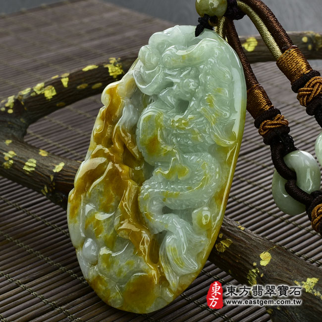 祥龍獻瑞 右側照片 （已出售勿下標，可訂做）翡翠龍項鍊玉珮（祥龍獻瑞：龍牌A貨翡翠龍玉珮、緬甸玉龍玉墜、龍十二生肖項鍊）。糯種帶黃翡龍，DR153。客製化訂做各種翡翠龍吊墜玉珮項鍊。★附A貨翡翠雙證書