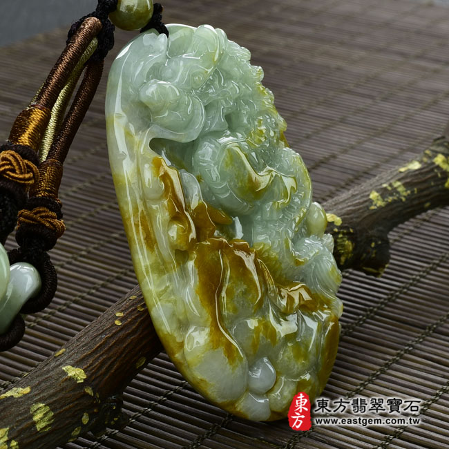 祥龍獻瑞 左側照片 （已出售勿下標，可訂做）翡翠龍項鍊玉珮（祥龍獻瑞：龍牌A貨翡翠龍玉珮、緬甸玉龍玉墜、龍十二生肖項鍊）。糯種帶黃翡龍，DR153。客製化訂做各種翡翠龍吊墜玉珮項鍊。★附A貨翡翠雙證書