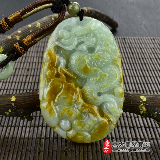 祥龍獻瑞 情境照片 （已出售勿下標，可訂做）翡翠龍項鍊玉珮（祥龍獻瑞：龍牌A貨翡翠龍玉珮、緬甸玉龍玉墜、龍十二生肖項鍊）。糯種帶黃翡龍，DR153。客製化訂做各種翡翠龍吊墜玉珮項鍊。★附A貨翡翠雙證書
