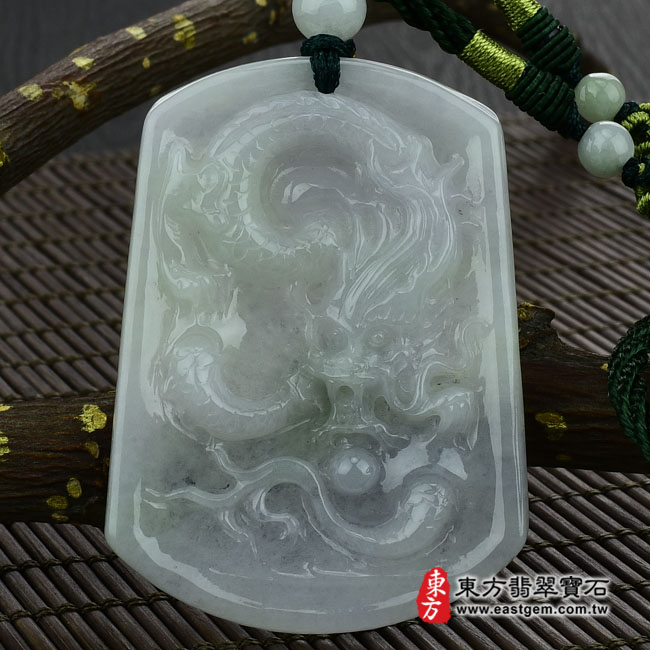 飛騰游龍 正面照片 翡翠龍項鍊玉珮（飛騰游龍：龍牌A貨翡翠龍玉珮、緬甸玉龍玉墜、龍十二生肖項鍊）。糯種春帶彩龍，DR168。客製化訂做各種翡翠龍吊墜玉珮項鍊。★附A貨翡翠雙證書