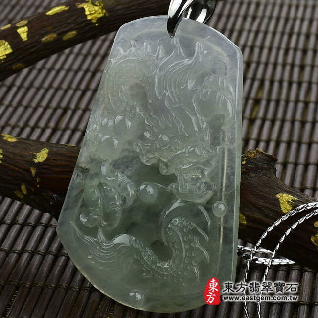 飛騰游龍 右側照片 （已出售勿下標，可訂做）翡翠龍項鍊玉珮（飛騰游龍：龍牌A貨翡翠龍玉珮、緬甸玉龍玉墜、龍十二生肖項鍊）。糯種帶飄花龍，DR173。客製化訂做各種翡翠龍吊墜玉珮項鍊。★附A貨翡翠雙證書