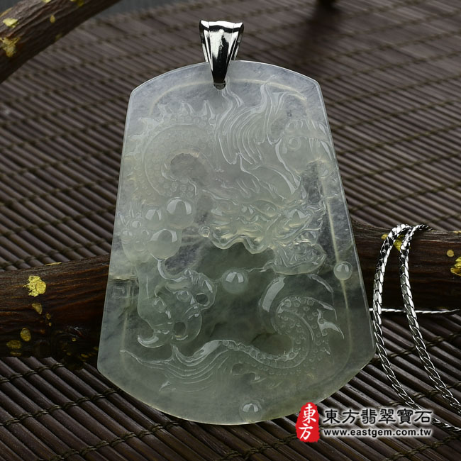 飛騰游龍 情境照片 （已出售勿下標，可訂做）翡翠龍項鍊玉珮（飛騰游龍：龍牌A貨翡翠龍玉珮、緬甸玉龍玉墜、龍十二生肖項鍊）。糯種帶飄花龍，DR173。客製化訂做各種翡翠龍吊墜玉珮項鍊。★附A貨翡翠雙證書