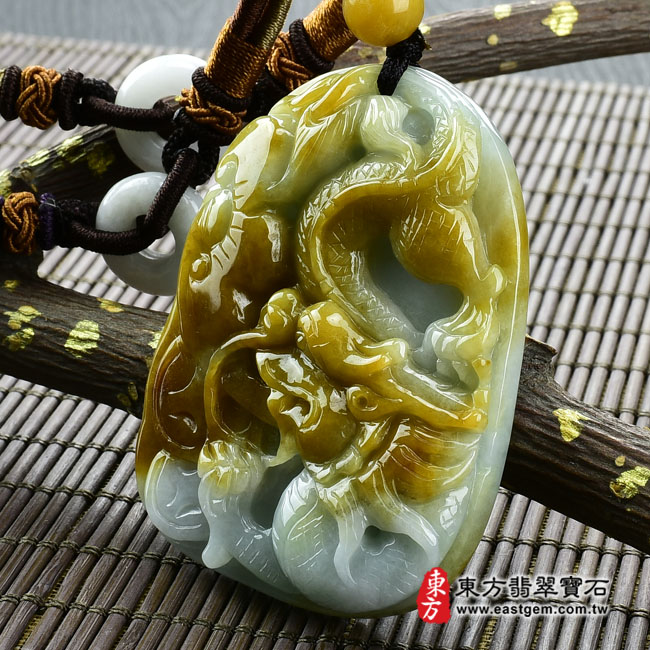 祥龍獻瑞 右側照片 翡翠龍項鍊玉珮（祥龍獻瑞：龍牌A貨翡翠龍玉珮、緬甸玉龍玉墜、龍十二生肖項鍊）。黃翡種龍，DR183。客製化訂做各種翡翠龍吊墜玉珮項鍊。★附A貨翡翠雙證書