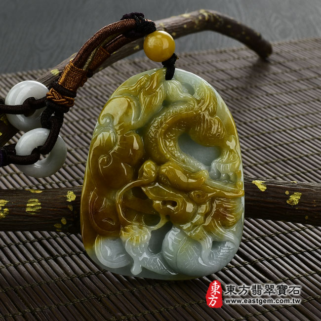 祥龍獻瑞 情境照片 翡翠龍項鍊玉珮（祥龍獻瑞：龍牌A貨翡翠龍玉珮、緬甸玉龍玉墜、龍十二生肖項鍊）。黃翡種龍，DR183。客製化訂做各種翡翠龍吊墜玉珮項鍊。★附A貨翡翠雙證書