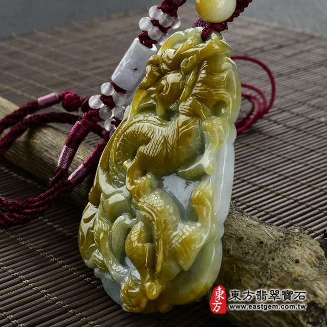 祥龍獻瑞 右側照片 （已出售勿下標，可訂做）翡翠龍項鍊玉珮（祥龍獻瑞：龍牌A貨翡翠龍玉珮、緬甸玉龍玉墜、龍十二生肖項鍊）。黃翡種龍，DR184。客製化訂做各種翡翠龍吊墜玉珮項鍊。★附A貨翡翠雙證書