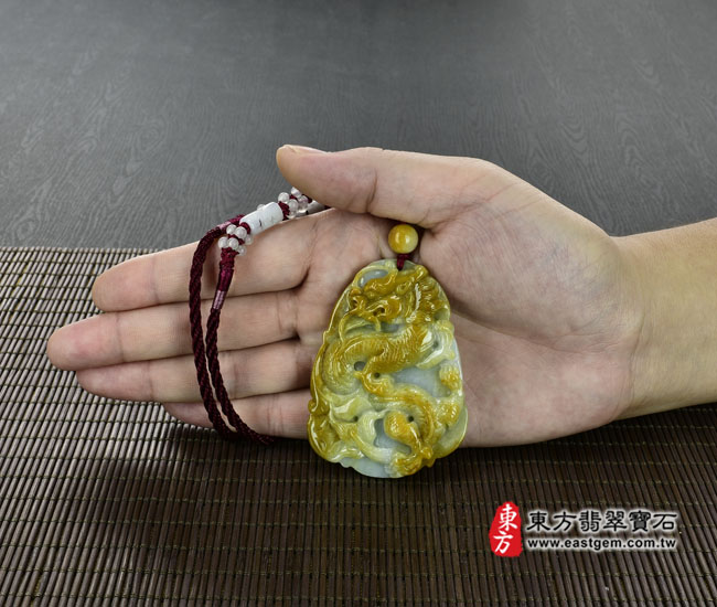 祥龍獻瑞 大小示意照片 （已出售勿下標，可訂做）翡翠龍項鍊玉珮（祥龍獻瑞：龍牌A貨翡翠龍玉珮、緬甸玉龍玉墜、龍十二生肖項鍊）。黃翡種龍，DR184。客製化訂做各種翡翠龍吊墜玉珮項鍊。★附A貨翡翠雙證書