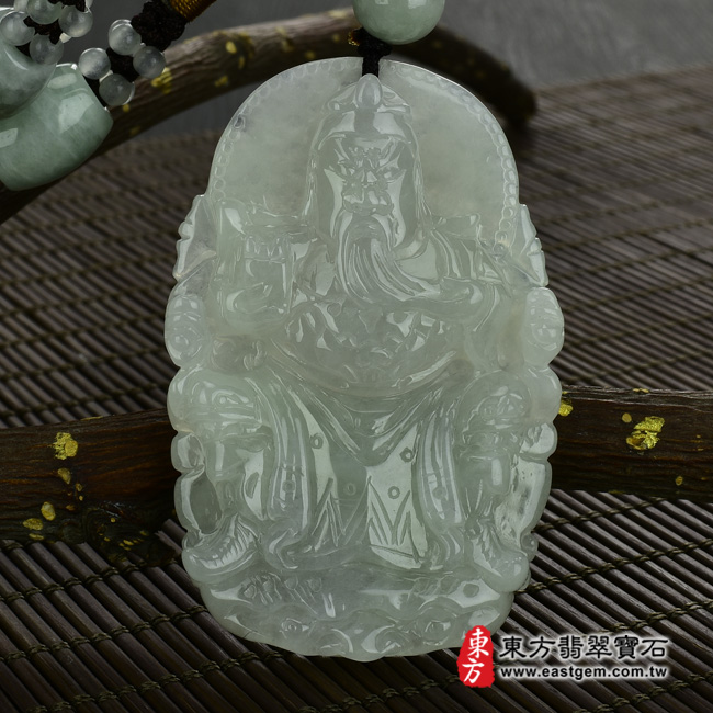 關聖帝君 正面照片 翡翠關聖帝君項鍊玉珮（關聖帝君：關聖帝君牌A貨翡翠關聖帝君玉珮、緬甸玉關聖帝君玉墜）。淡綠糯種關聖帝君，KG090。客製化訂做各種翡翠關聖帝君吊墜玉珮項鍊。★附A貨翡翠雙證書