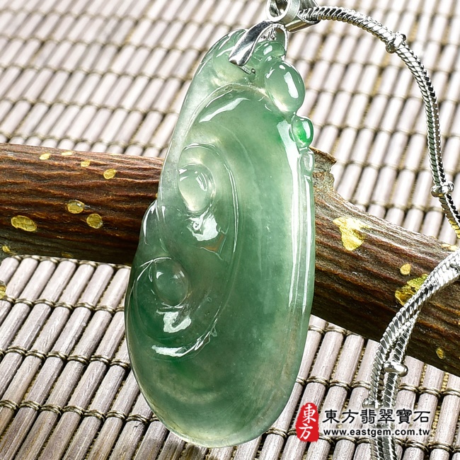 如意項鍊玉珮右側照片   （已出售勿下標，可訂做）翡翠如意項鍊玉珮（招財如意：如意牌A貨翡翠如意玉珮、緬甸玉如意玉墜）。深淺綠色油青糯冰種如意，LU310。客製化訂做各種翡翠如意吊墜玉珮項鍊。★附A貨翡翠雙證書.jpg