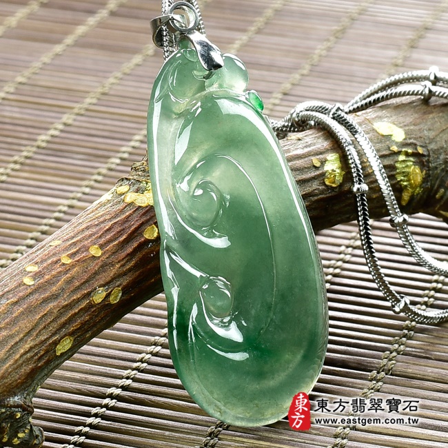 如意項鍊玉珮左側照片   （已出售勿下標，可訂做）翡翠如意項鍊玉珮（招財如意：如意牌A貨翡翠如意玉珮、緬甸玉如意玉墜）。深淺綠色油青糯冰種如意，LU310。客製化訂做各種翡翠如意吊墜玉珮項鍊。★附A貨翡翠雙證書.jpg