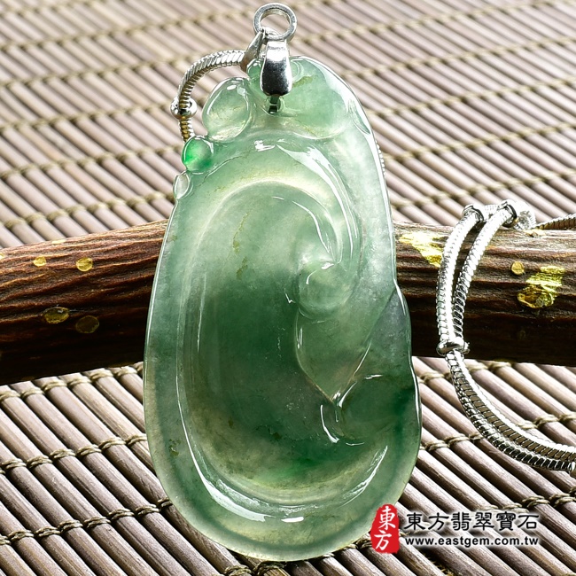 如意項鍊玉珮背面照片   （已出售勿下標，可訂做）翡翠如意項鍊玉珮（招財如意：如意牌A貨翡翠如意玉珮、緬甸玉如意玉墜）。深淺綠色油青糯冰種如意，LU310。客製化訂做各種翡翠如意吊墜玉珮項鍊。★附A貨翡翠雙證書.jpg