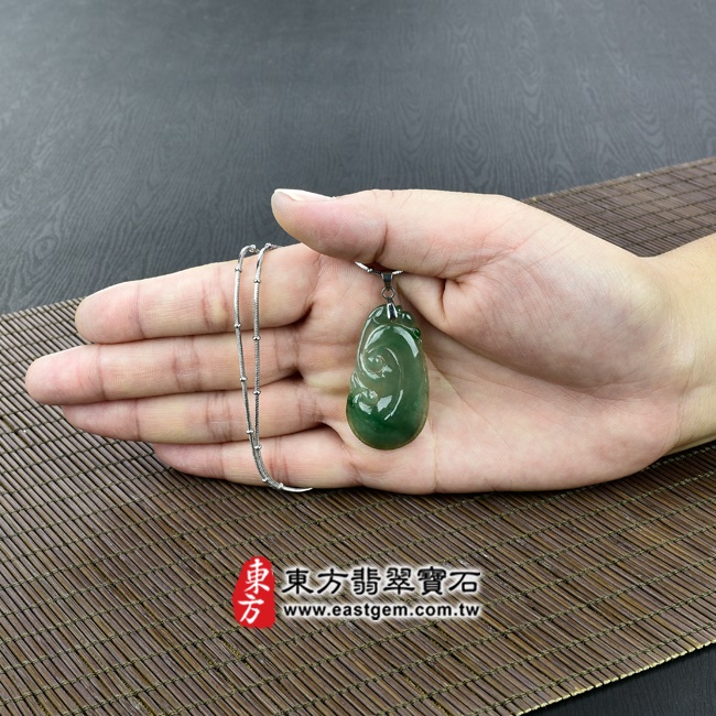 如意項鍊玉珮大小示意照片  （已出售勿下標，可訂做） 翡翠如意項鍊玉珮（招財如意：如意牌A貨翡翠如意玉珮、緬甸玉如意玉墜）。深淺綠色油青糯冰種如意，LU310。客製化訂做各種翡翠如意吊墜玉珮項鍊。★附A貨翡翠雙證書.jpg