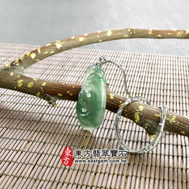 如意項鍊玉珮意境照片  （已出售勿下標，可訂做） 翡翠如意項鍊玉珮（招財如意：如意牌A貨翡翠如意玉珮、緬甸玉如意玉墜）。深淺綠色油青糯冰種如意，LU310。客製化訂做各種翡翠如意吊墜玉珮項鍊。★附A貨翡翠雙證書.jpg